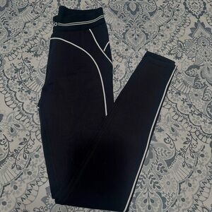 Selling these super cute and comfortable Alo Leggings!